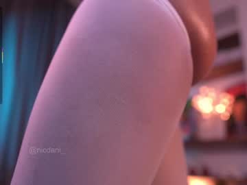 girl
        nicdani_1 cam image #6443606