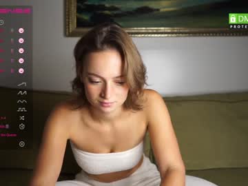 girl
        magsatnight cam image #2693721