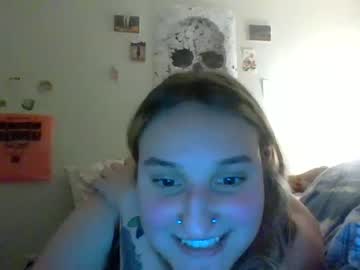 girl
        kittenbaby90 cam image #3538723