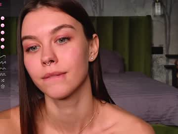 girl
        nika_lodge cam image #2408607