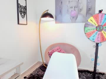 girl
        missniley cam image #2669330