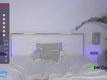 girl
        lonelyflowerr cam image #1297517
