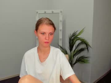 girl
        phoebepaw cam image #4676957