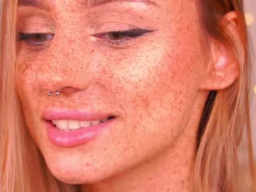 girl
        artease cam image #369085
