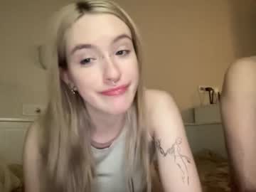 girl
        milky__coffee cam image #3946772