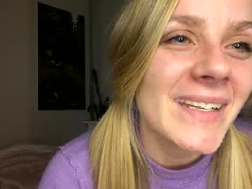 girl
        millie_420 cam image #805269
