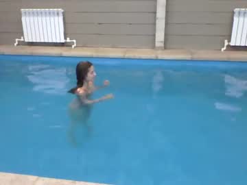 girl
        lesi_moon cam image #2161385