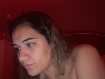 girl
        daisycremm cam image #4179227