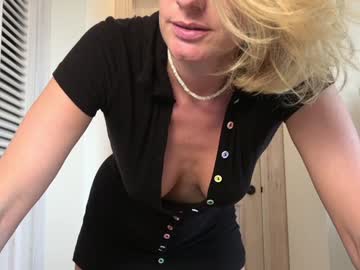 girl
        island_peach cam image #5197517