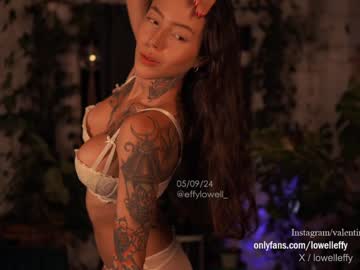 girl
        effylowell_ cam image #4975928
