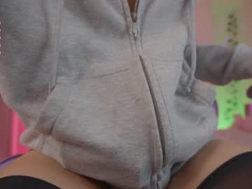 girl
        mila_1 cam image #3419111