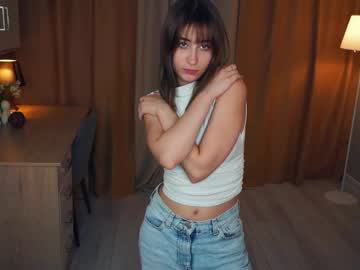 girl
        dieraalkins cam image #4904035