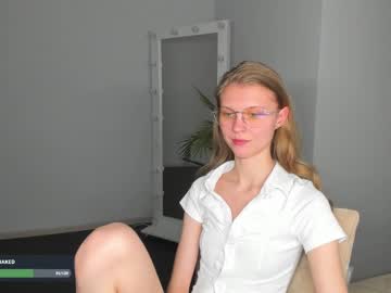 girl
        phoebepaw cam image #6577061