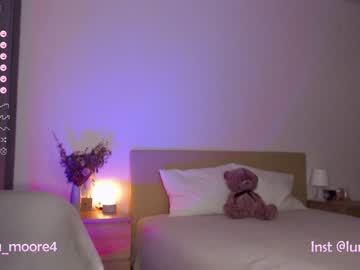 girl
        lumoore cam image #3629637