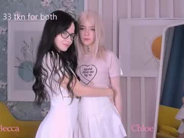 couple Nude Cam Girls Playing Games with nikki_ki