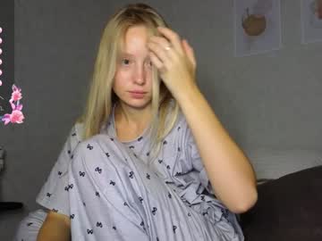 girl
        white_lime cam image #5023255