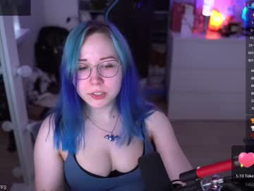 girl
        blue_mooncat cam image #1788612