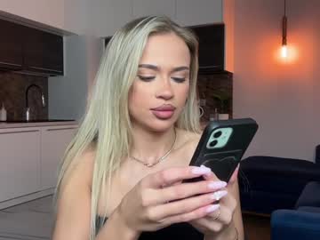 girl
        julia_rle cam image #5241965
