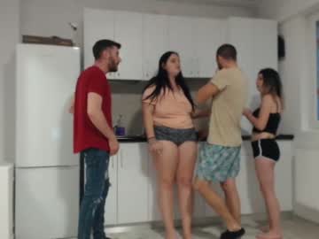 couple
        maya_and_guests cam image #3012128