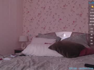 girl
        sweetkira555 cam image #2800168
