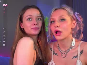 girl
        nikkisilk cam image #5284455