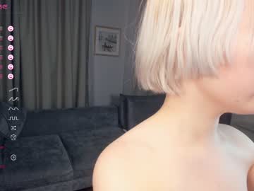 girl
        silvergloss cam image #2831453