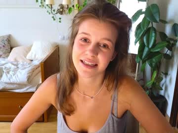 girl
        eli_sun cam image #6710415