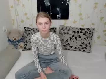 girl
        phoebepaw cam image #3248422