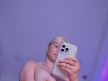 girl
        bella_adams_ cam image #6693330