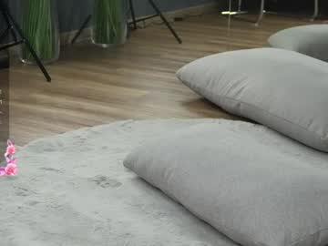 girl
        alexxiskye cam image #5877305