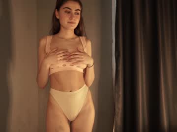 girl
        tessarosse_ cam image #1395376