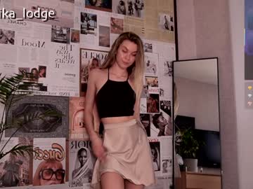 girl
        nika_lodge cam image #6446217
