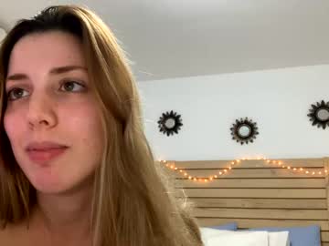 girl
        yourlittlemaria cam image #5507782