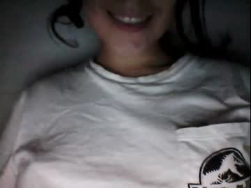 girl
        little_anef cam image #3999913