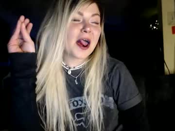 girl
        kipsy420 cam image #6279085
