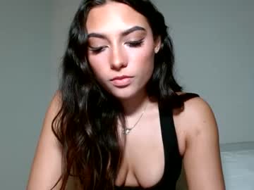 girl
        breezy6908 cam image #2131335