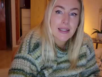 girl
        christinasiemone cam image #5501064