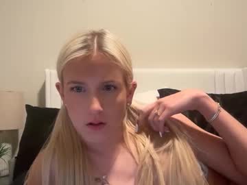 girl
        cassiemaee cam image #6996307