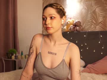 girl
        meow_meow_mia cam image #5875319