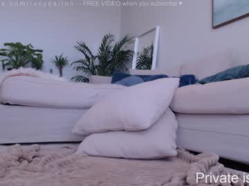 girl
        lucydalton cam image #2072882