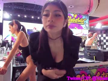girl
        violetttflowers cam image #665641