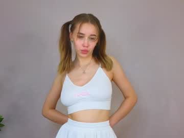 girl
        mialullaby cam image #5614625
