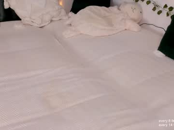 girl
        mary_lepson cam image #5842204