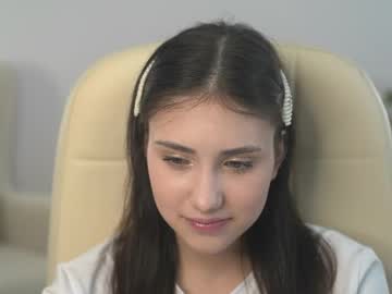 girl
        sunn_beamm cam image #6305750
