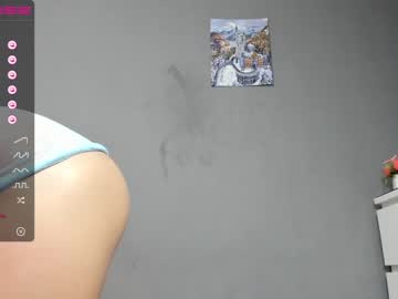 girl
        stellamooor cam image #2128995
