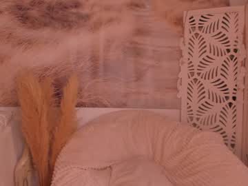girl
        yourmidnightcoffee cam image #2533547
