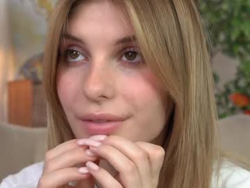 girl
        refined_style cam image #5424441