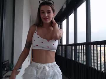 girl
        toolateforu cam image #4686411