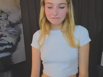girl
        emilyhewell cam image #5450225