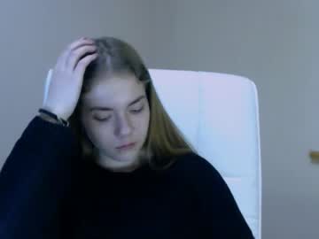 girl
        zoey_deuttch cam image #835757
